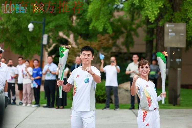 青春之火闪耀三星堆!胡荷韬传递成都世运会“竹梦”火炬! 青春之火闪耀三星堆!胡荷韬传递成都世运会“竹梦”火炬!